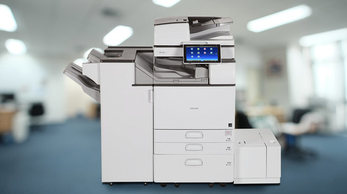 מכונת צילום משולבת שחור-לבן Ricoh MP 5055 – מבט חזיתי עם יחידת גימור ומגירת נייר צדדית