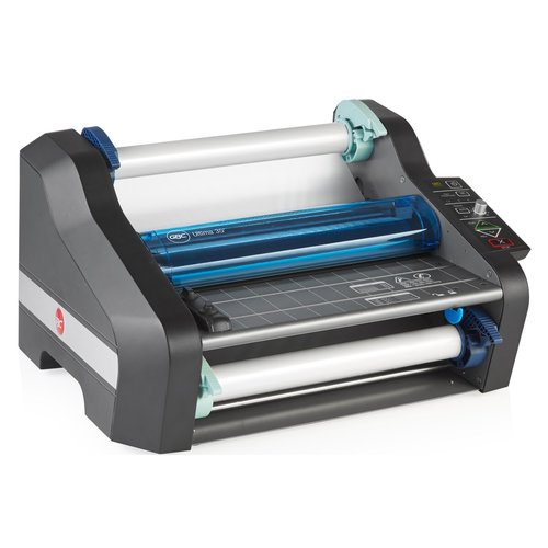 מכונת למינציה בגלילים GBC Ultima 35 EZload – מבט אלכסוני קדמי על רקע לבן
