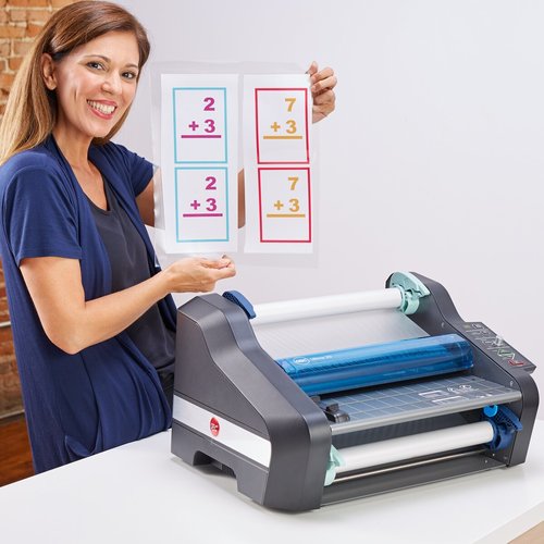 מכונת למינציה בגלילים GBC Ultima 35 EZload – בשימוש עם מסמך מנוילן