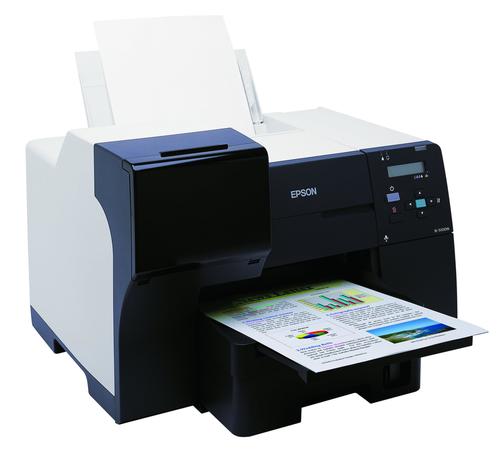 מדפסת הזרקת דיו Epson B-510DN – מבט קדמי-ימני באלכסון עם הדפסה במגש