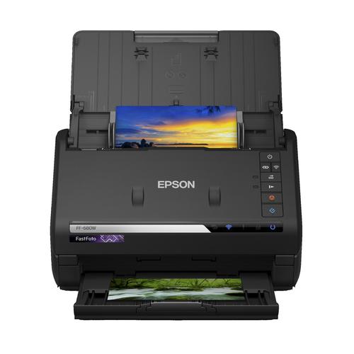 סורק תמונות Epson FastFoto FF-680W – מבט חזיתי עם תמונות במזין