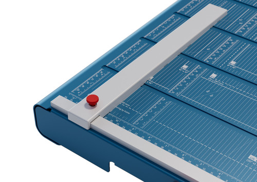 גליוטינה Dahle 867 – תקריב של מעצור הגב ושולחן החיתוך