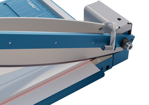 גליוטינה Dahle 867 – תקריב של הלהב ומודול הלייזר