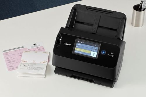סורק מסמכים Canon imageFORMULA DR-S150 על שולחן משרדי – מבט מלמעלה