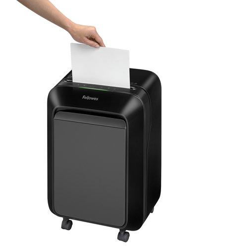 מגרסת נייר Fellowes Powershred LX210 שחורה בזמן גריסת דף נייר