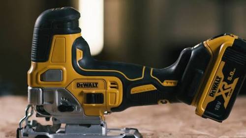 גוף מסור אנכי נטען 18V XR ללא פחמים (Brushless) עם אחיזת גוף DeWALT DCS335N