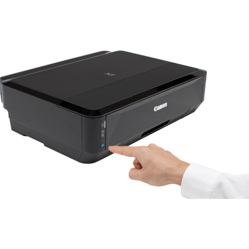 מדפסת הזרקת דיו Canon PIXMA iP7250 – מבט אלכסוני, יד לוחצת על לחצני הבקרה