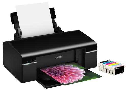 מדפסת הזרקת דיו Epson Stylus Photo P50 – מבט אלכסוני משמאל עם מזין נייר ומחסניות דיו