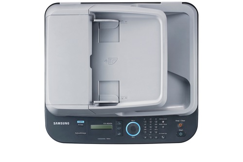 מכשיר לייזר משולב שחור-לבן Samsung SCX-4824FN – מבט מלמעלה על מזין המסמכים ולוח הבקרה