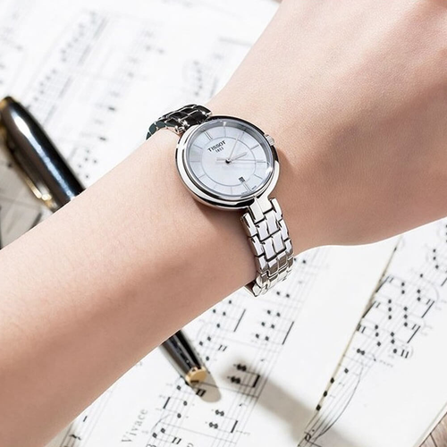 שעון TISSOT דגם T0942101111100 לאישה לוח אם הפנינה רצועת פלדת אל-חלד בצבע כסוף – תמונה 2