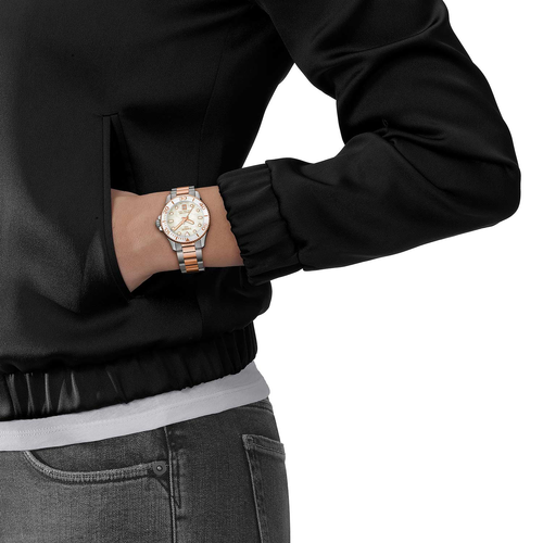 שעון TISSOT דגם T1202102211100 לאישה לוח אם הפנינה לבן רצועת פלדת אל-חלד בצבע אפור ורוז גולד – תמונה 3
