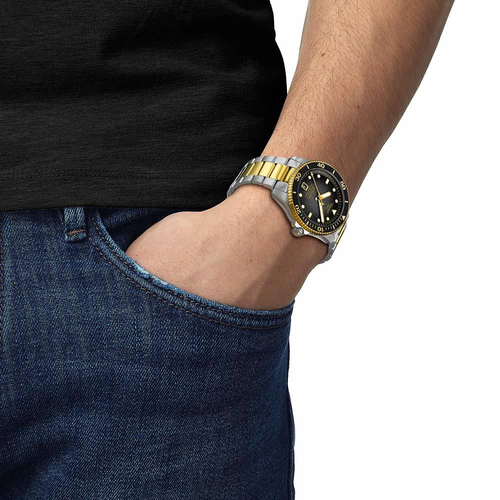 שעון TISSOT דגם T1208072205100 לגבר לוח שחור רצועת פלדת אל-חלד בצבע אפור וזהב – תמונה 2