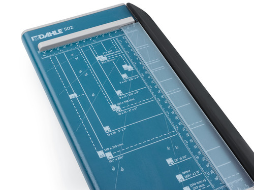 גליוטינה DAHLE 502, תקריב לוח החיתוך עם סרגלים ומידות נייר