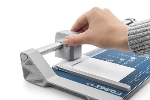 חותך נייר גלגלת DAHLE 507 בשימוש, יד מזיזה את ראש החיתוך