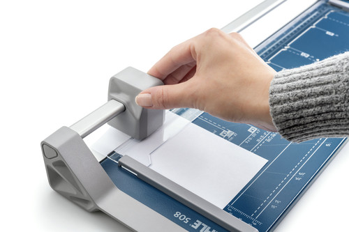 חותך נייר גלגלת DAHLE 508 בשימוש, יד מזיזה את ראש החיתוך
