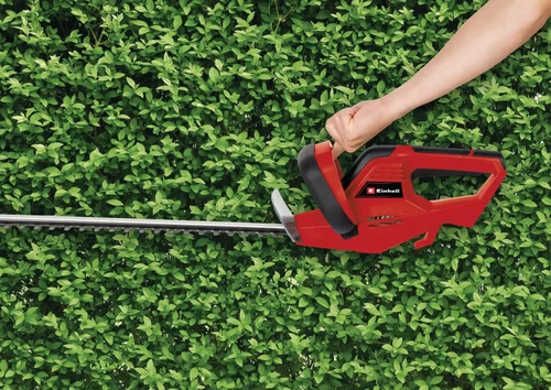 מגזמת חשמלית EINHELL GH-EH 4245 בזמן גיזום ועיצוב גדר חיה ירוקה בגינה, עם להב חיתוך באורך 45 ס