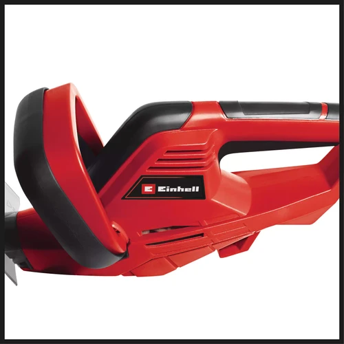 מגזמת חשמלית EINHELL GH-EH 4245 עם תקריב של גוף המנוע, ידית אחיזה ארגונומית וידית קדמית לגיזום נוח של גדר חיה
