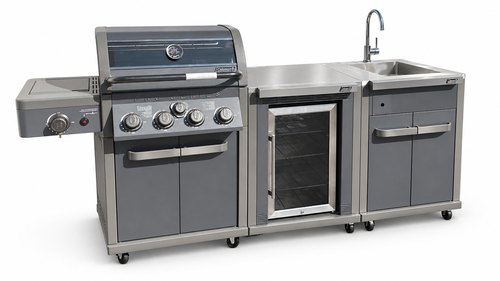 מטבח חוץ Coleman Revolution Pro עם גריל, מקרר וכיור — רקע לבן