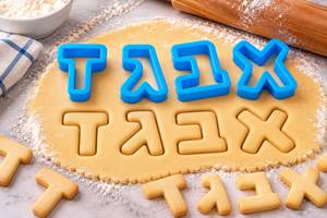 חותכני אותיות פלסטיק
