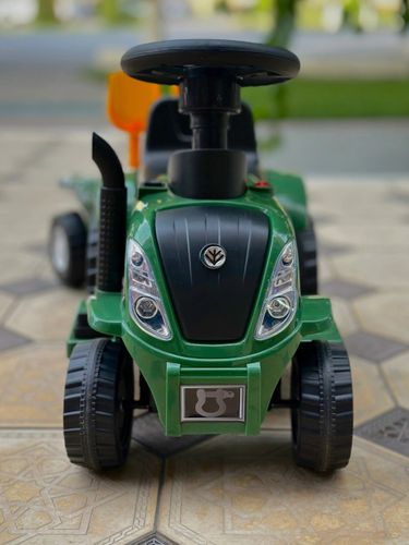 טרקטור ממונע חשמלי 6V לילדים עם עגלה נגררת נשלפת, כף ומגרפה לארגז חול - ירוק
