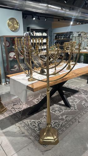 חנוכיה גדולה במיוחד בעיצוב מרשים וייחודי
