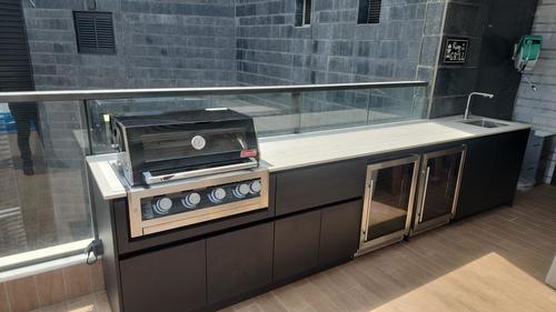 מטבח חוץ עם גריל Coleman ושני מקררים &ndash; הרצליה