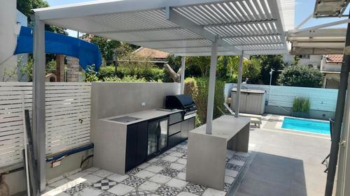 מטבח חוץ עם בר בחרות – המתחם תחת הפרגולה לצד הבריכה
