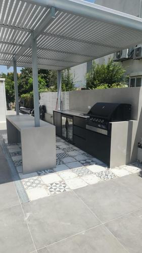 מטבח חוץ עם בר בחרות – מבט מהצד על הגריל והבר