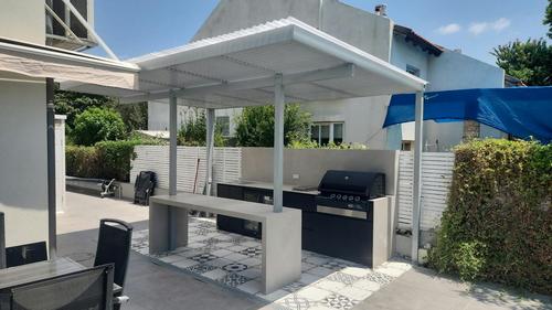 מטבח חוץ עם בר בחרות – מבט כללי על מתחם האירוח