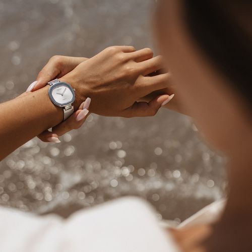 שעון OBAKU דגם V277LXCIMC לאישה לוח כסף רצועת פלדת אל חלד בצבע כסף – תמונה 2