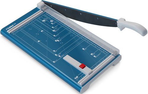 גיליוטינה DAHLE 534 – מכונה כחולה עם להב פתוח, מבט מלפנים-מהצד