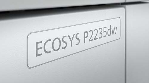 מדפסת לייזר Kyocera ECOSYS P2235dw – תקריב שלט הדגם על הדלת הקדמית