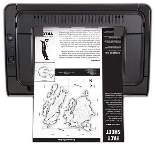 מדפסת לייזר HP LaserJet Pro P1102w - מבט מלמעלה עם דף מודפס בפלט