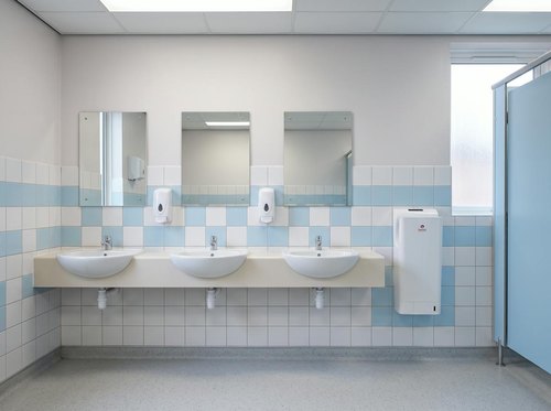 מייבש ידיים סילוני SmartAir Design בשירותים במוסד חינוך
