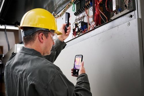 בדיקת לוח חשמל עם FLIR Edge Pro