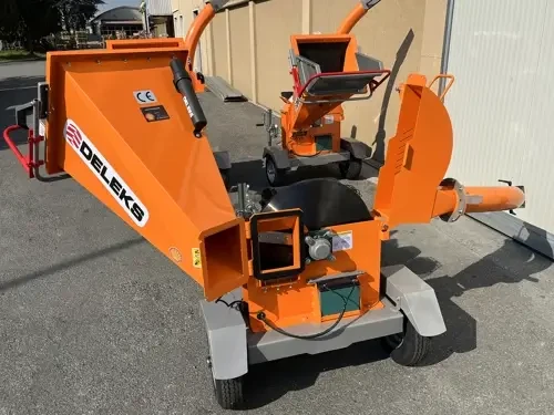 מרסקת גזם בנזין DELEKS DK900 במבט קדמי, עם פתח הזנה רחב, מנגנון בטיחות, שלדת מתכת וגלגלים
