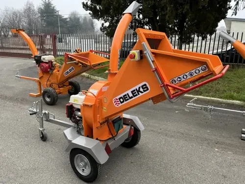 מרסקת ענפים DELEKS DK900 במבט אלכסוני, עם משפך הזנת גזם, ארובת פליטת שבבי עץ וכף ריתום לשינוע