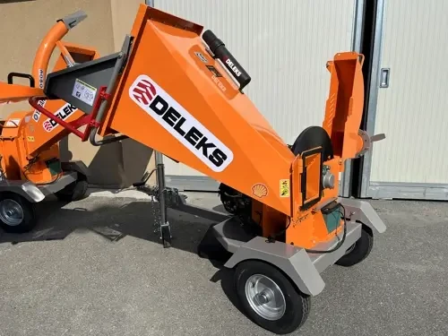 מרסקת גזם מקצועית DELEKS DK900 במבט צד, עם משפך הזנת ענפים רחב, גלגלי שינוע ומנגנון ריסוק מסיבי