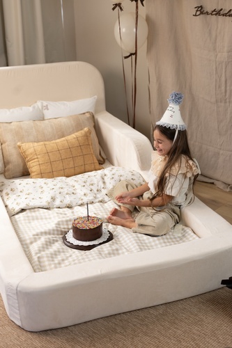 רכישה מוקדמת* מיטת יחיד ספוג מונטסורית דגם Alice מבד זמש בצבע Suede Cream מאמו * אספקה משוערת 20.12.26