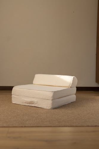 ספת נפתחת Coco מבד טדי בצבע Cotton White – כורסה שהופכת למיטה - מאמו