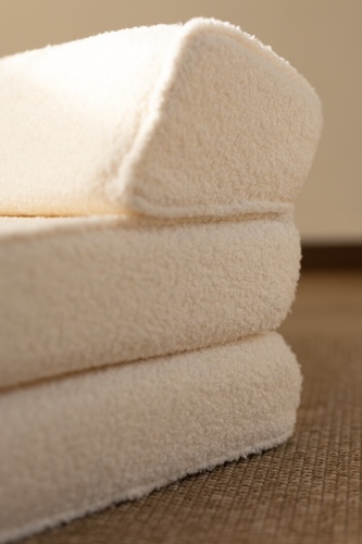ספת נפתחת Coco מבד טדי בצבע Cotton White – כורסה שהופכת למיטה - מאמו