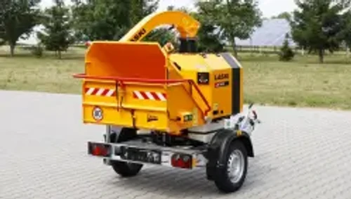 מבט אחורי על מרסקת גזם מקצועית LASKI LS 160 PB עם פתח הזנת ענפים עד 160 מ