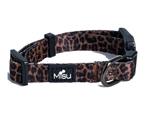 קולר LEO MISU על רקע לבן
