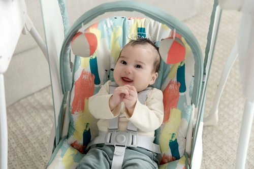 נדנדה חשמלית ניידת ומתקפלת לתינוק בייבי דילייט Baby Delight עם קשת פעילות, 2 מהירויות נדנוד ומשענת מתכווננת - צורות Playtime
