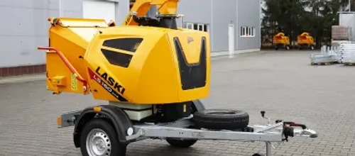 מרסקת גזם נגררת LASKI LS 160 DWB – מבט צד המציג את גוף המרסקת, מנוע הדיזל והנגרר עם מערכת הבלמים