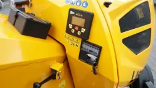 מרסקת גזם דיזל מקצועית LASKI LS 160 DWB – לוח בקרה אלקטרוני ומתגי הפעלה על גוף המכונה