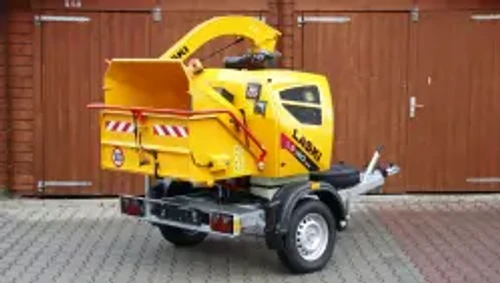 מרסקת גזם דיזל מקצועית LASKI LS 160 DWB – מבט אחורי וצדי על המכונה הנגררת עם בלמים, פתח הזנת ענפים וארובת פליטת שבבי עץ