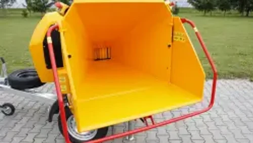 מרסקת גזם LASKI LS 160 DWB – תקריב פתח הזנת הענפים הרחב עם מסגרת בטיחות אדומה ומנגנון עצירת הזנה