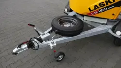 מרסקת גזם נגררת LASKI LS 160 DWB – תקריב יצול הגרירה הכולל ראש חיבור לרכב, גלגל תמיכה וגלגל רזרבי