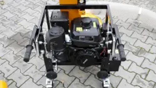 שואב עלים תעשייתי מקצועי LASKI VD 405 – מבט על מנוע הבנזין Kohler CH440 בהספק 14 כ